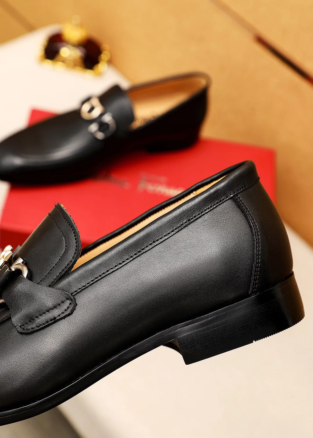 Men's shoes 💰442 💐 Product trademark: Ferragamo "Ferragamo" casual leather shoes Regular size: 38-44 (45.46🉑️customized) Product materials: Selected imported first-layer calfskin upper + original hardware buckle, imported water-dyed cow leather lining. Strong three-dimensional visual effect, combined outsole Color: 1⃣️color optional